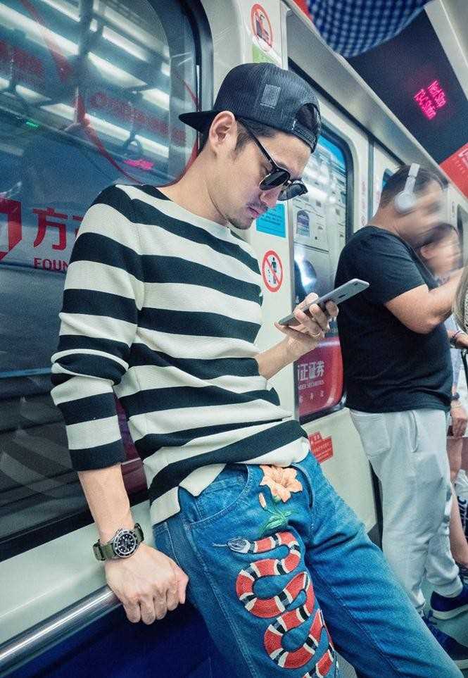 袁弘墨镜遮面化身时尚潮男机场街拍