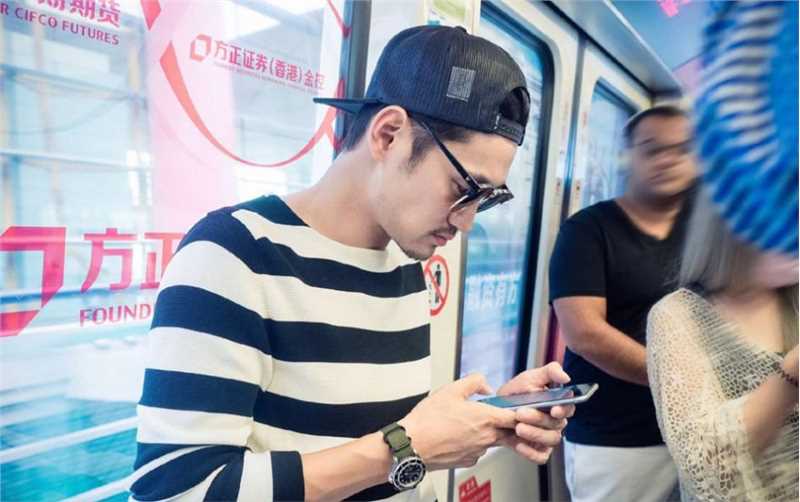 袁弘墨镜遮面化身时尚潮男机场街拍