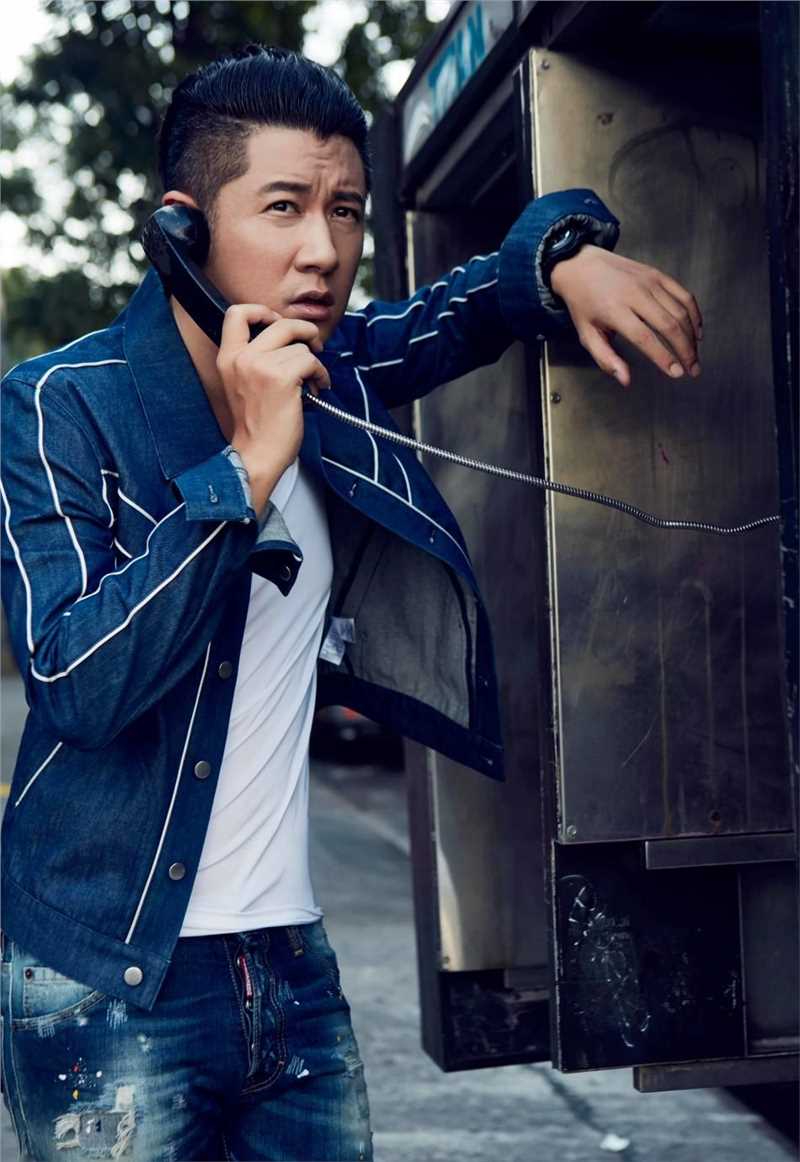 最新任重时尚牛仔装扮凸显暖男气质街拍壁纸