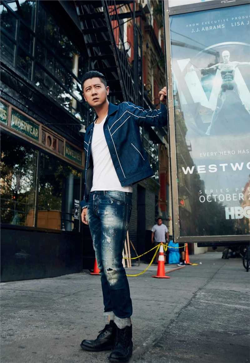 最新任重时尚牛仔装扮凸显暖男气质街拍壁纸