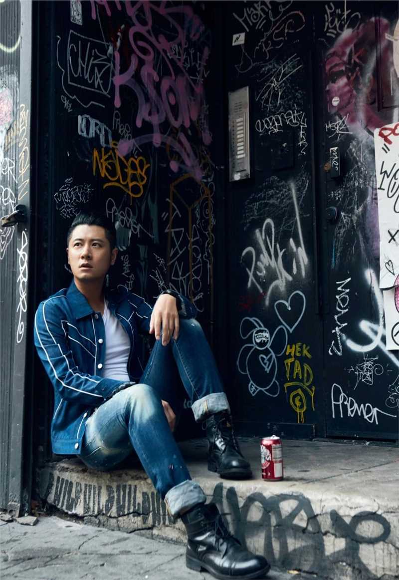 最新任重时尚牛仔装扮凸显暖男气质街拍壁纸
