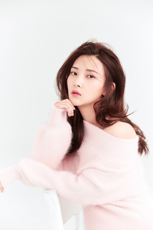 精选王聃葳粉色毛裙灵性十足可爱又性感图册