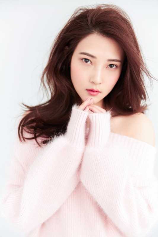 精选王聃葳粉色毛裙灵性十足可爱又性感图册