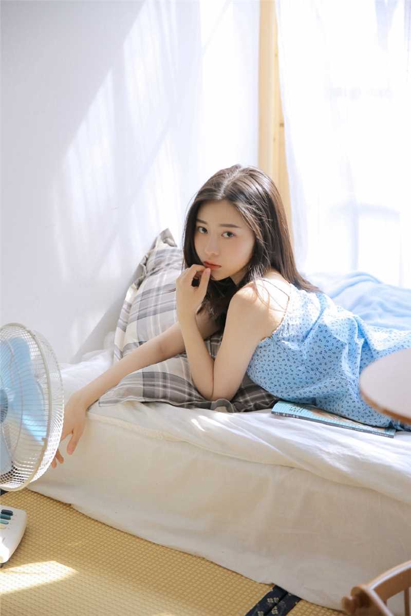 特别专辑清纯美女吊带睡裙室内个人