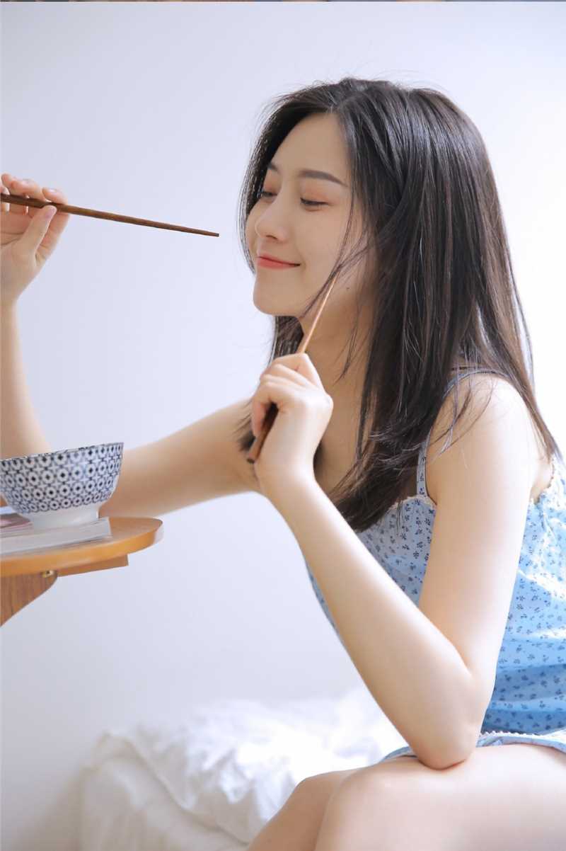 特别专辑清纯美女吊带睡裙室内个人