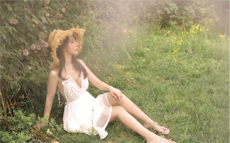 高清草帽美女低胸短裙性感美背图集