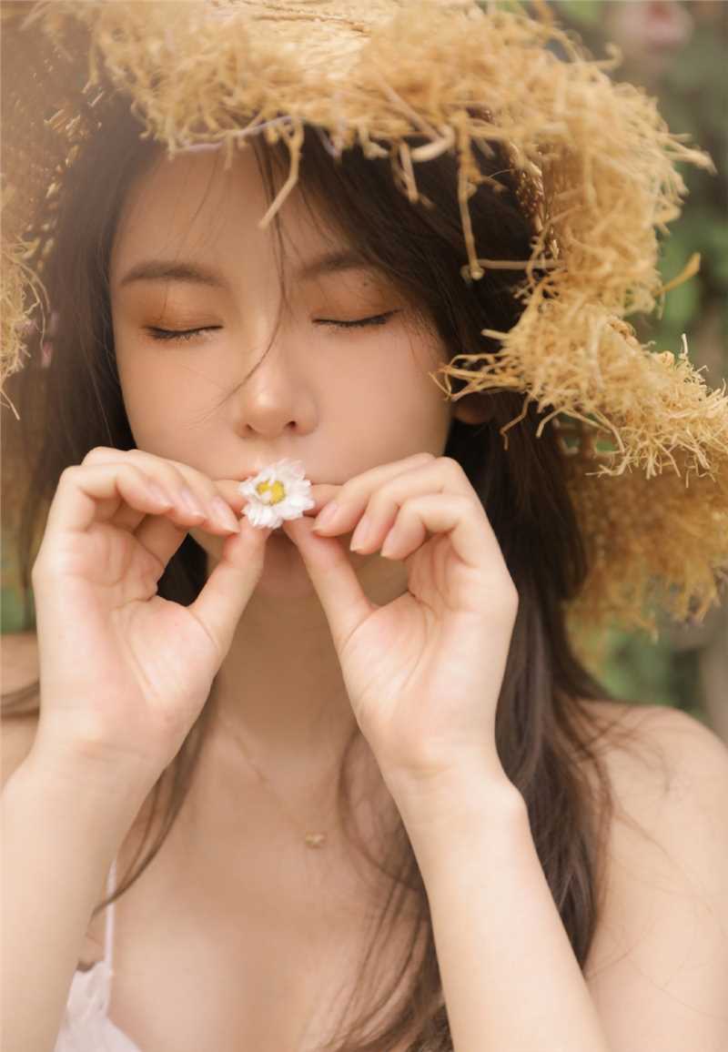 高清草帽美女低胸短裙性感美背图集