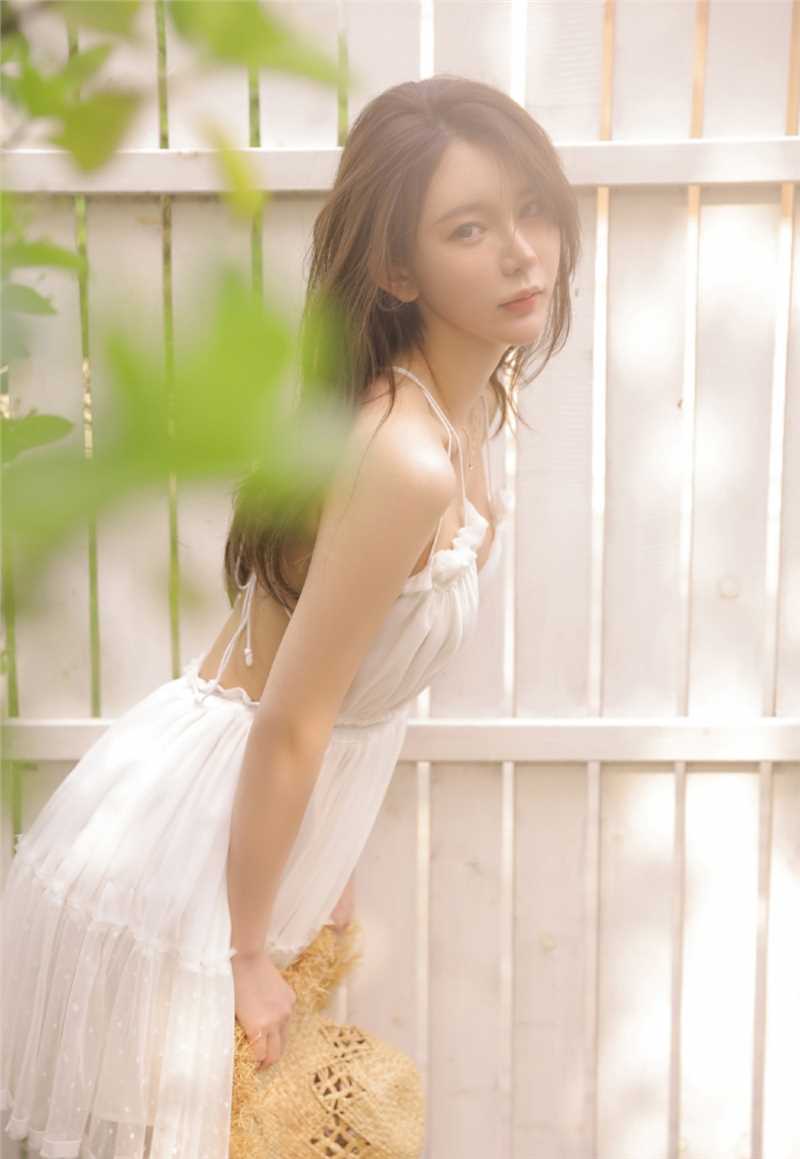 高清草帽美女低胸短裙性感美背图集