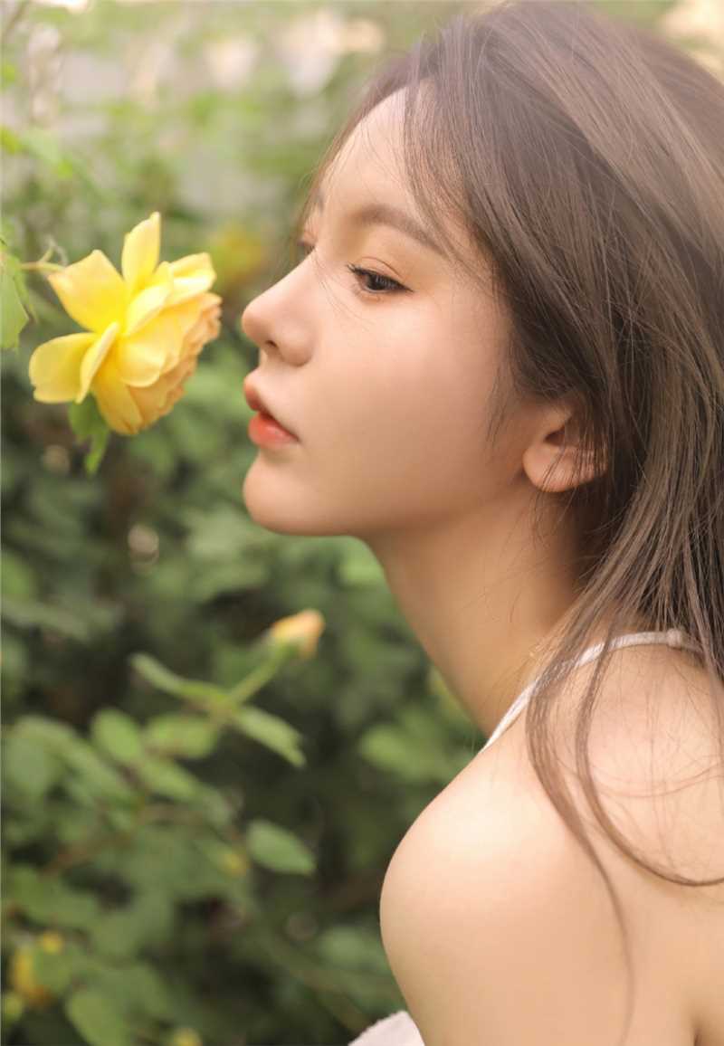 高清草帽美女低胸短裙性感美背图集