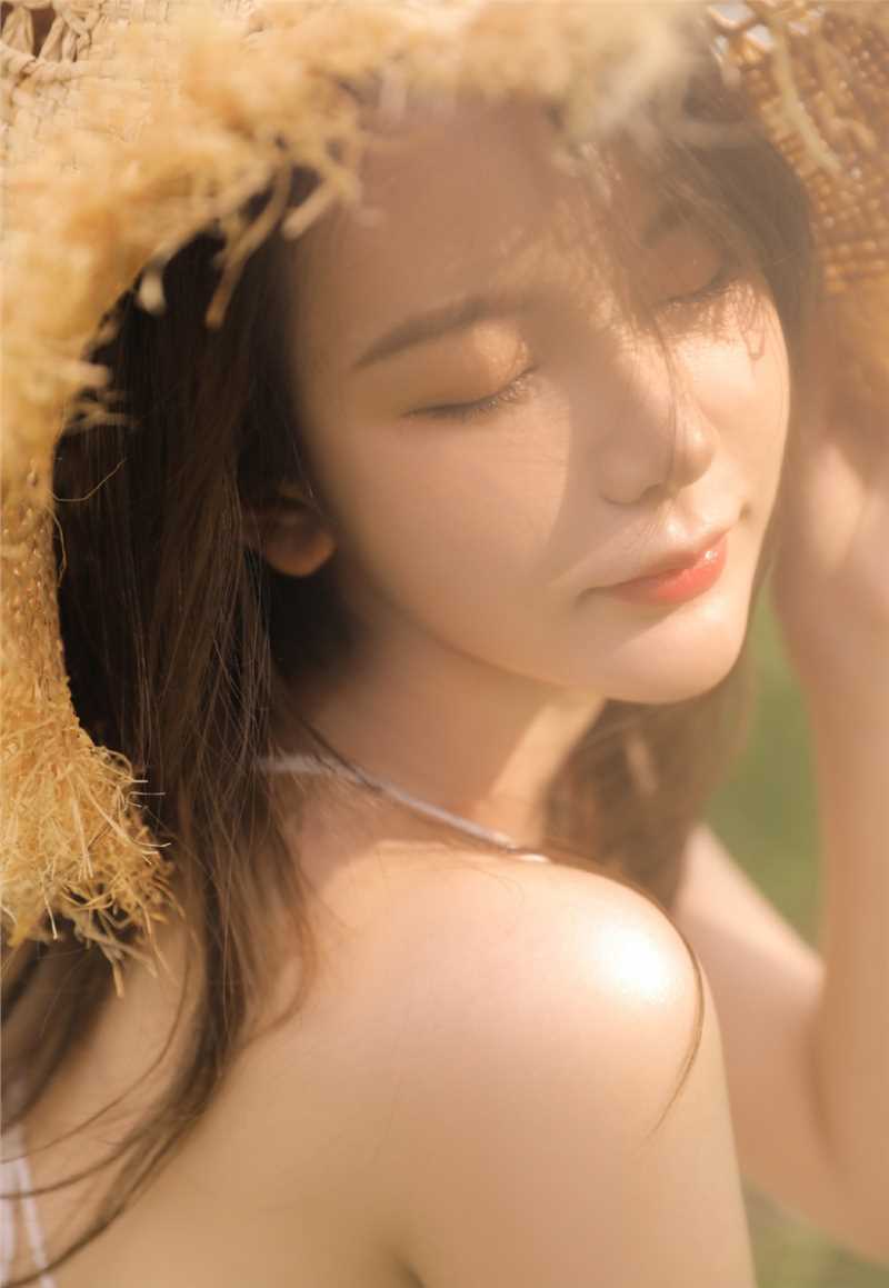高清草帽美女低胸短裙性感美背图集