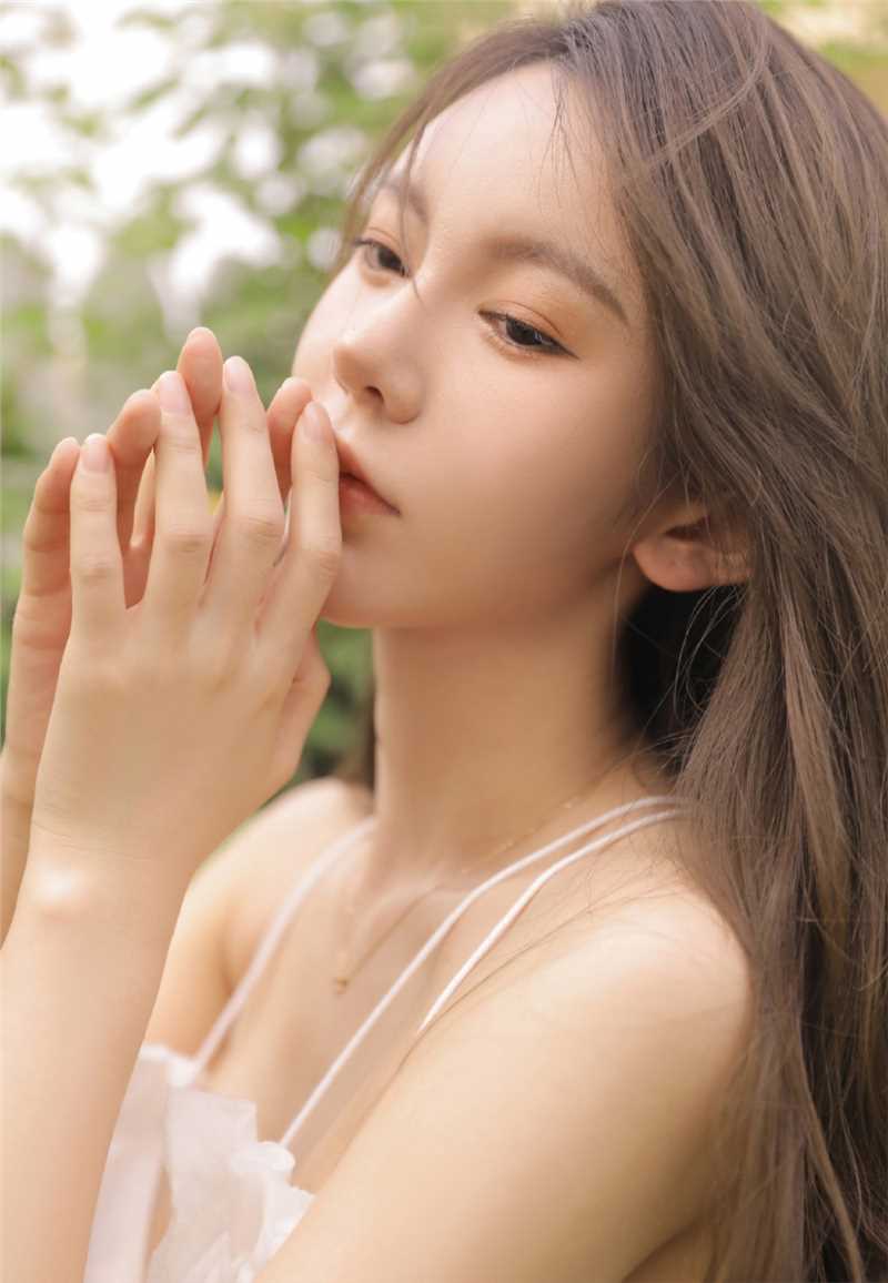 高清草帽美女低胸短裙性感美背图集