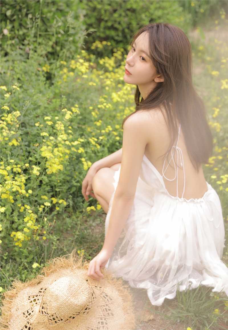 高清草帽美女低胸短裙性感美背图集