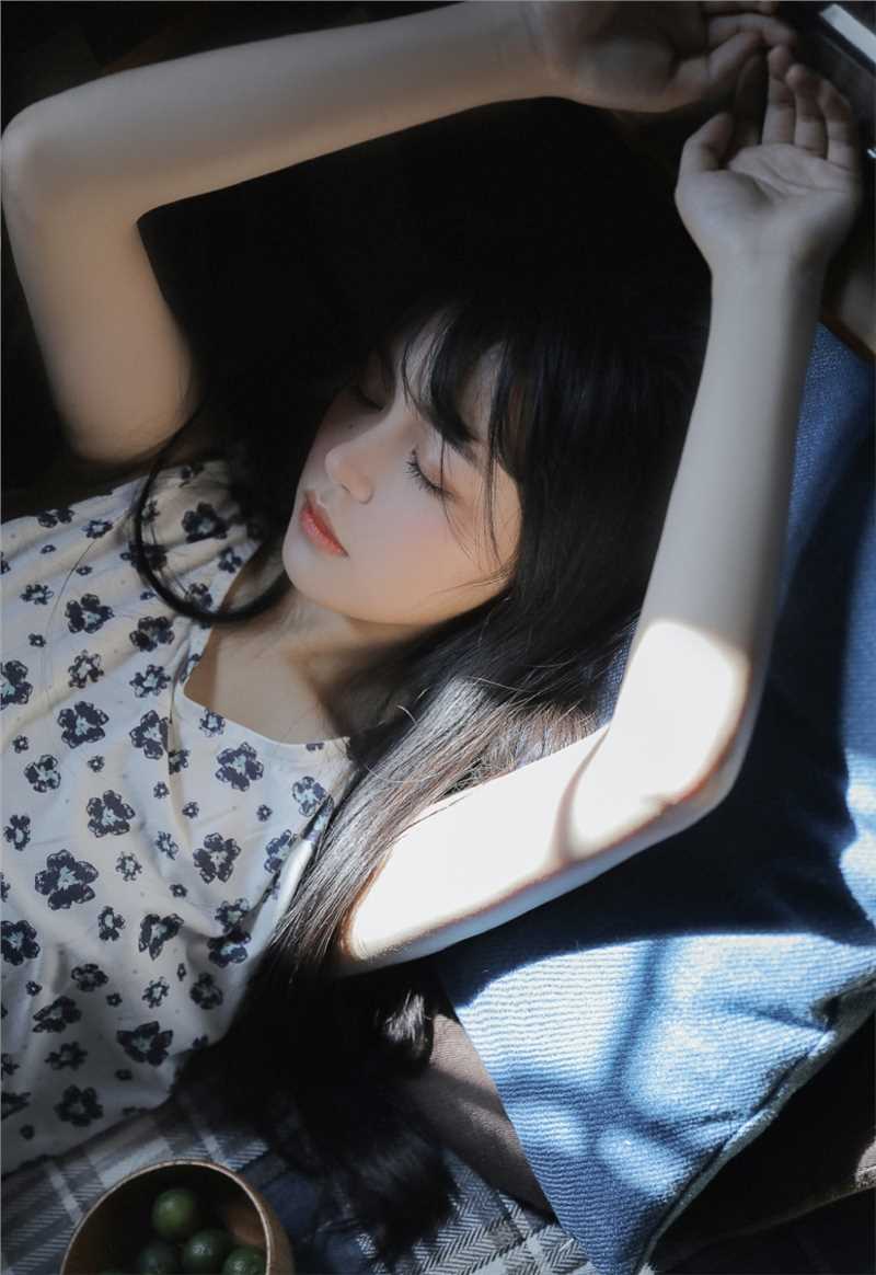 优质圆脸妹子长发及腰清纯动人写真相册