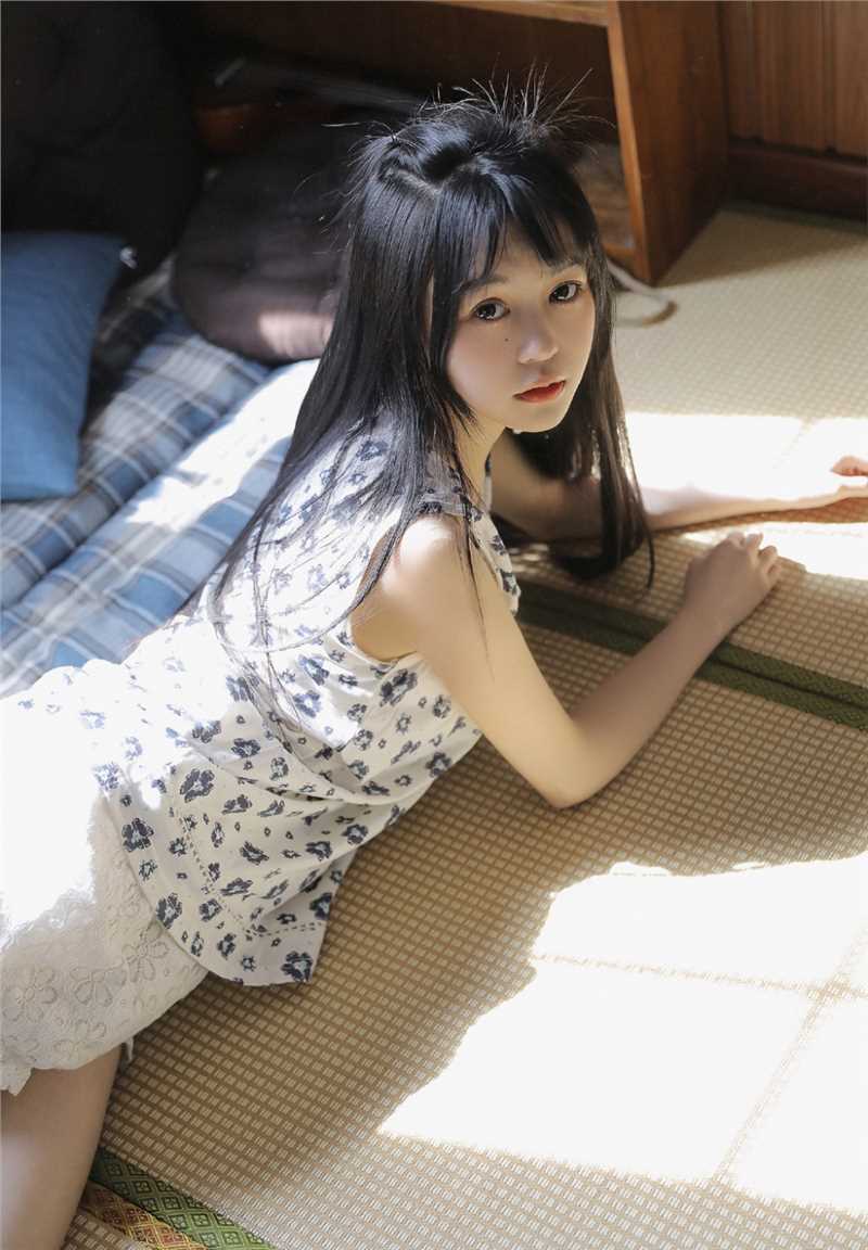 优质圆脸妹子长发及腰清纯动人写真相册