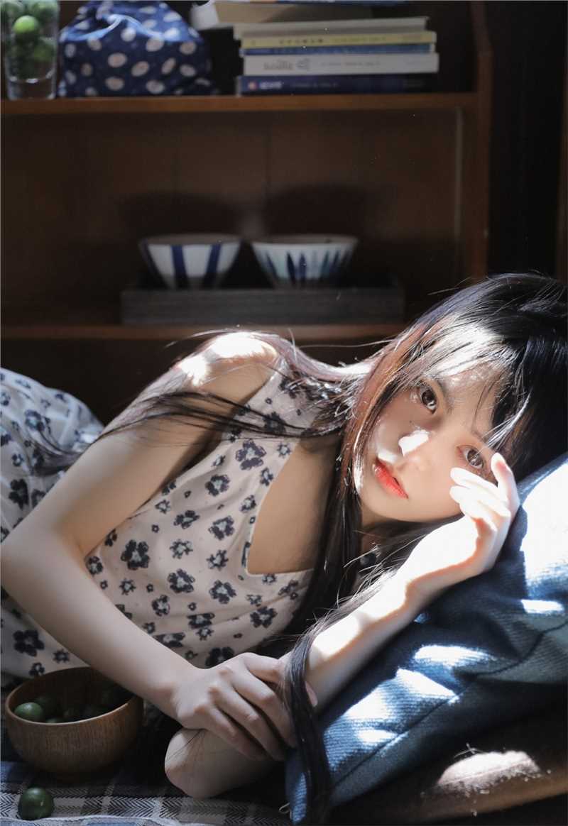 优质圆脸妹子长发及腰清纯动人写真相册