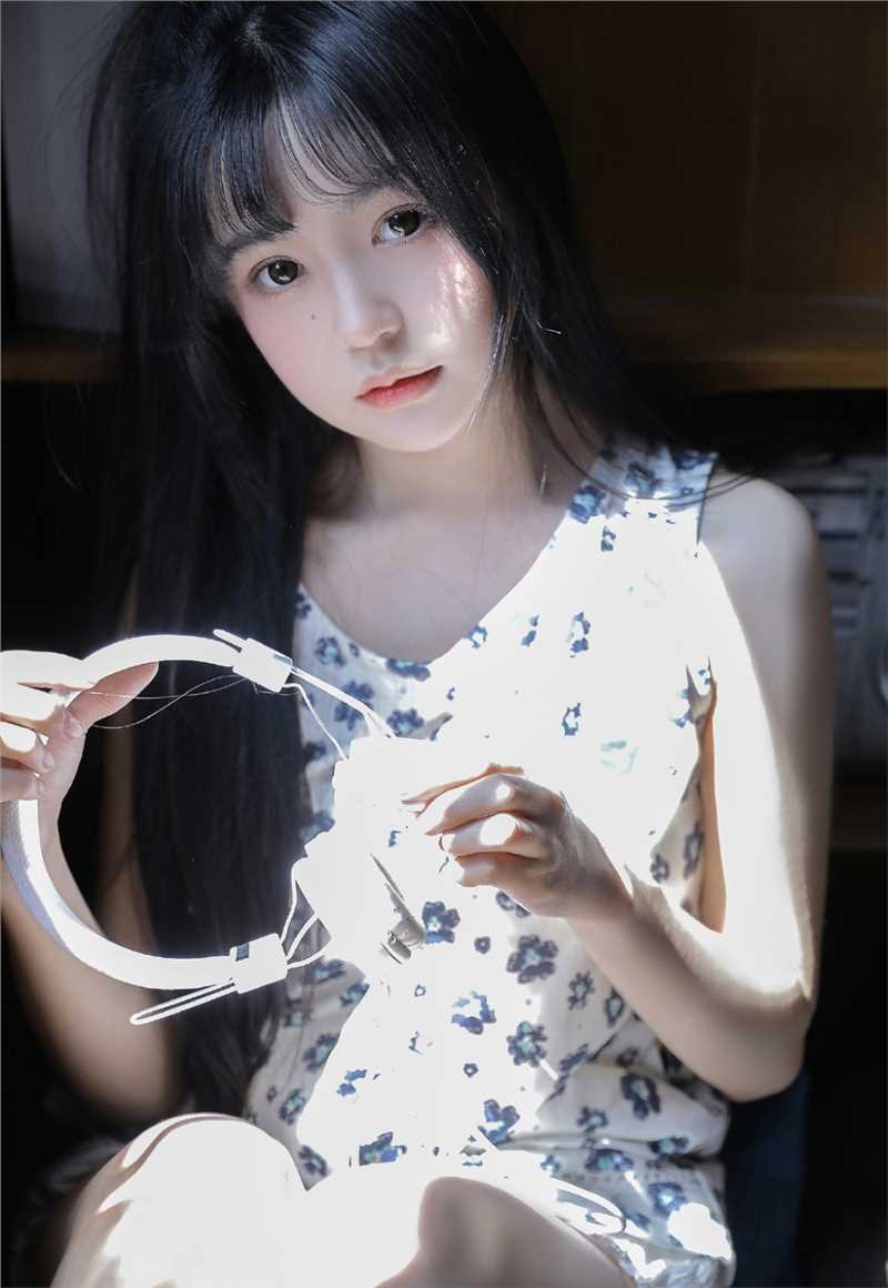优质圆脸妹子长发及腰清纯动人写真相册