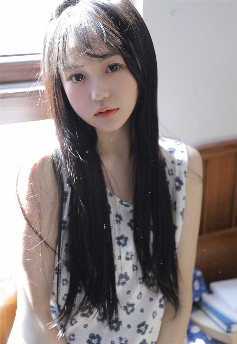 优质圆脸妹子长发及腰清纯动人写真相册