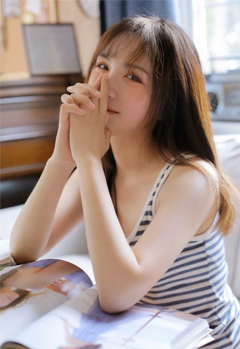 优质清纯美女超短裤大长腿室内相册