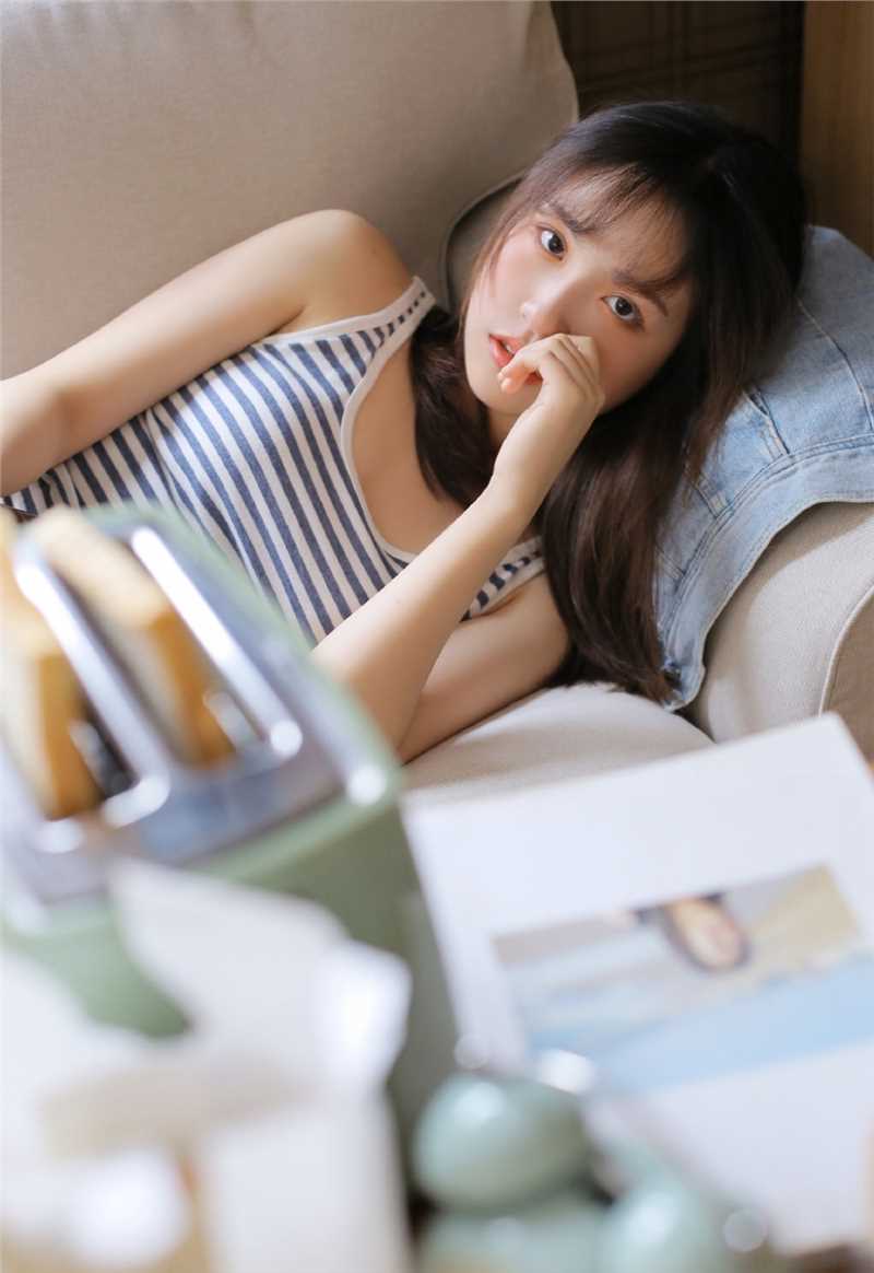 优质清纯美女超短裤大长腿室内相册