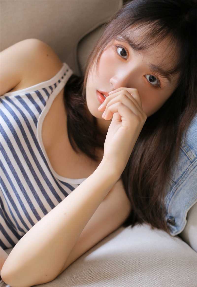 优质清纯美女超短裤大长腿室内相册