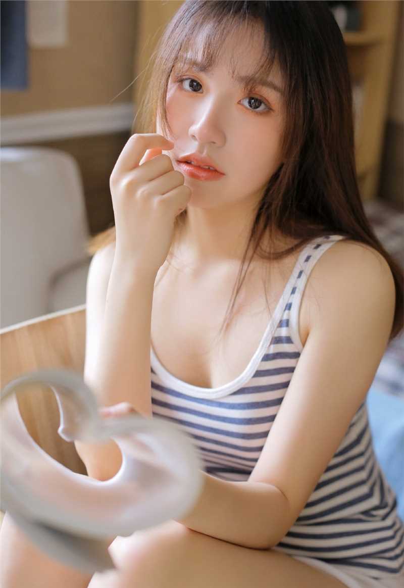 优质清纯美女超短裤大长腿室内相册