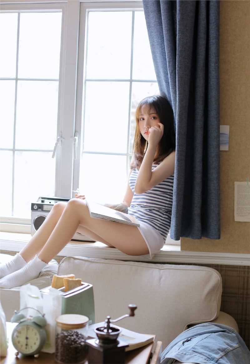 优质清纯美女超短裤大长腿室内相册