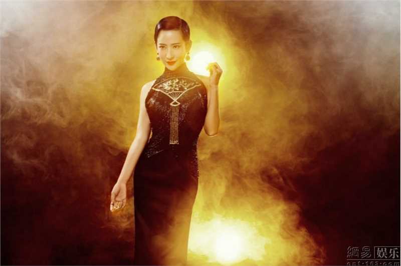 郭柯彤黑色绣珠旗袍尽显玲珑曲线