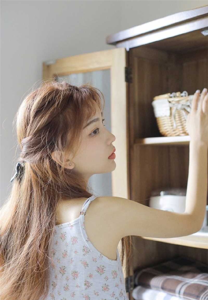 精选金发女郎吊带睡裙清纯动人图册