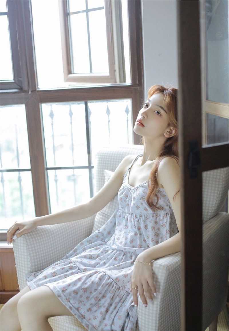 精选金发女郎吊带睡裙清纯动人图册