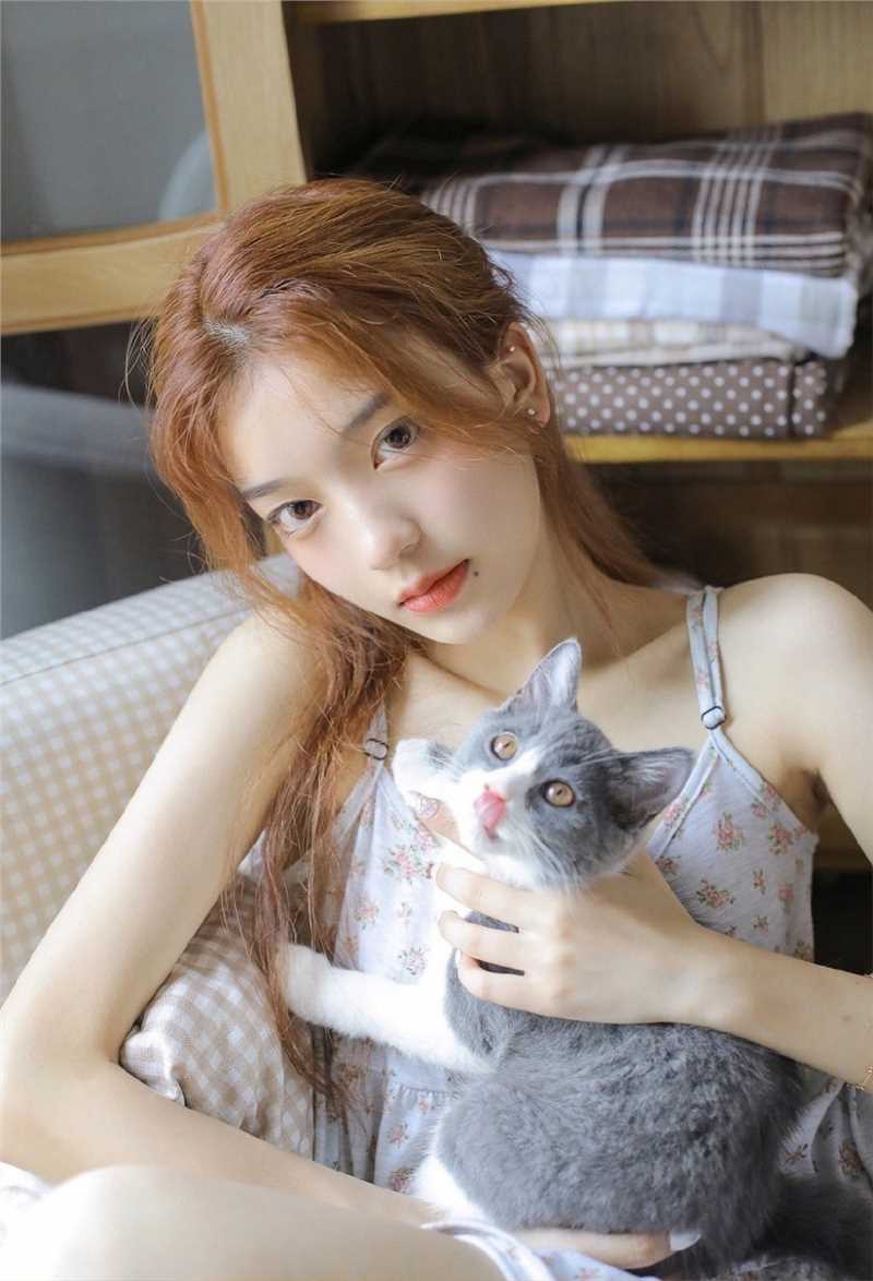 精选金发女郎吊带睡裙清纯动人图册