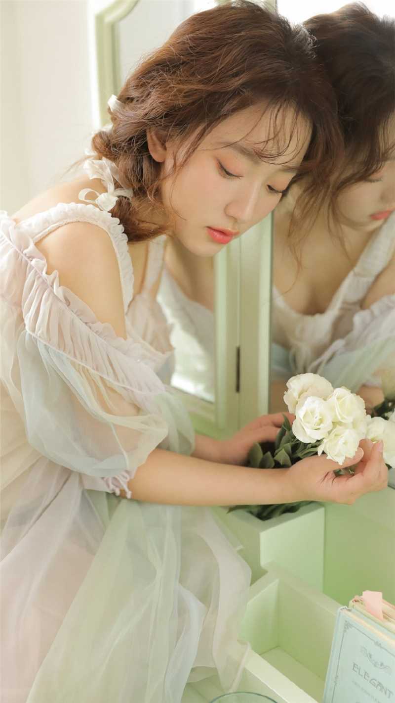 露肩蕾丝裙美女清纯图片