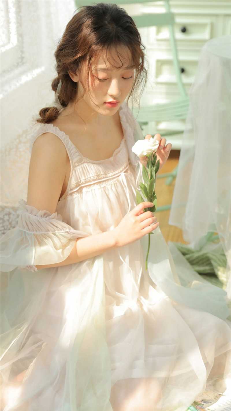 露肩蕾丝裙美女清纯图片