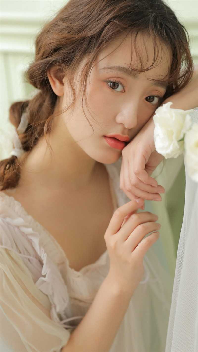 露肩蕾丝裙美女清纯图片