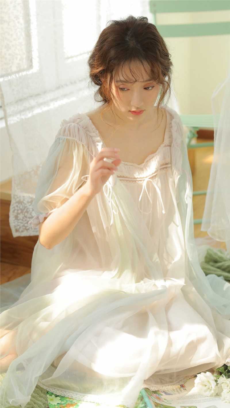 露肩蕾丝裙美女清纯图片
