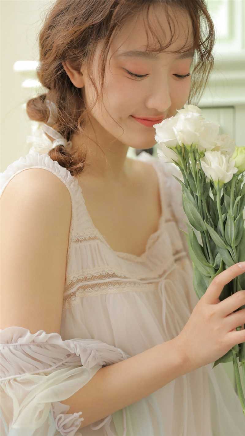 露肩蕾丝裙美女清纯图片