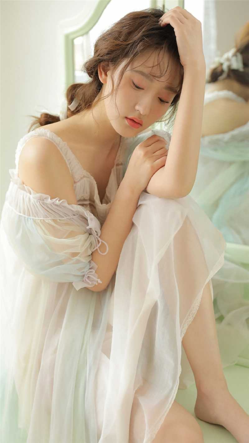 露肩蕾丝裙美女清纯图片