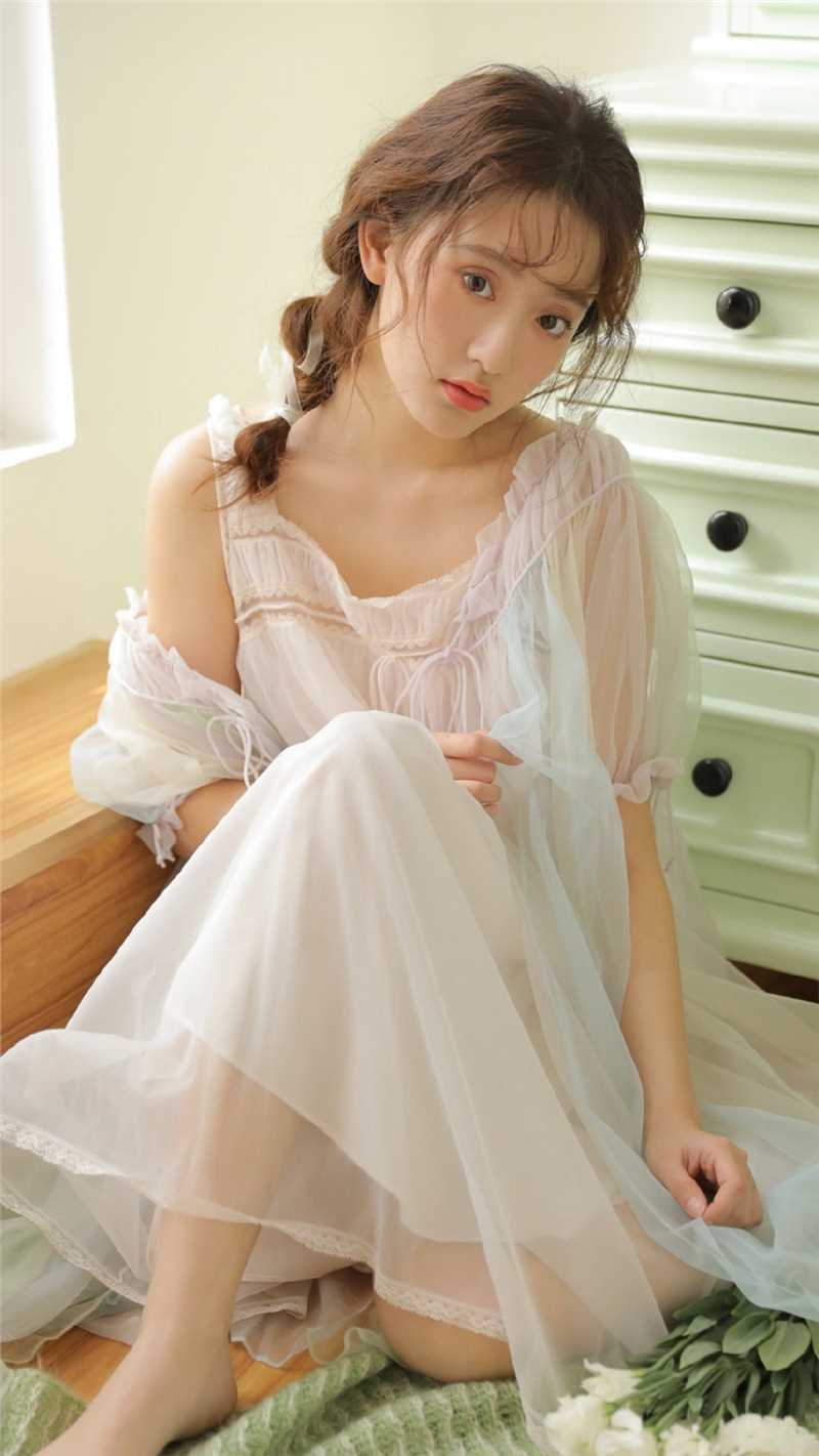 露肩蕾丝裙美女清纯图片