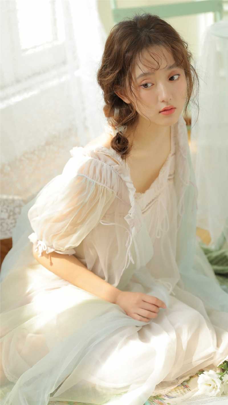 露肩蕾丝裙美女清纯图片