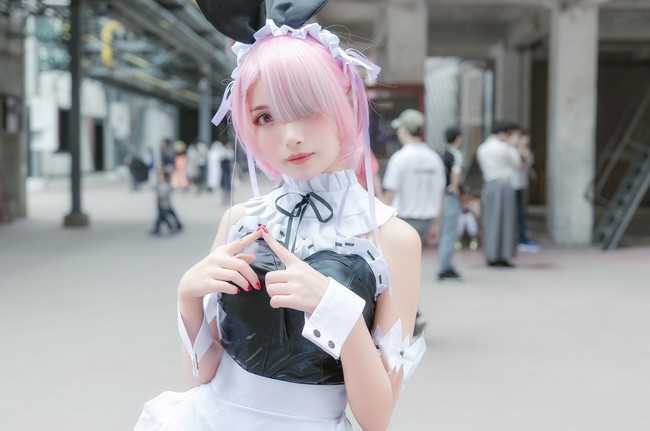 高清网红美女凰儿COS女仆服拉姆甜美图集