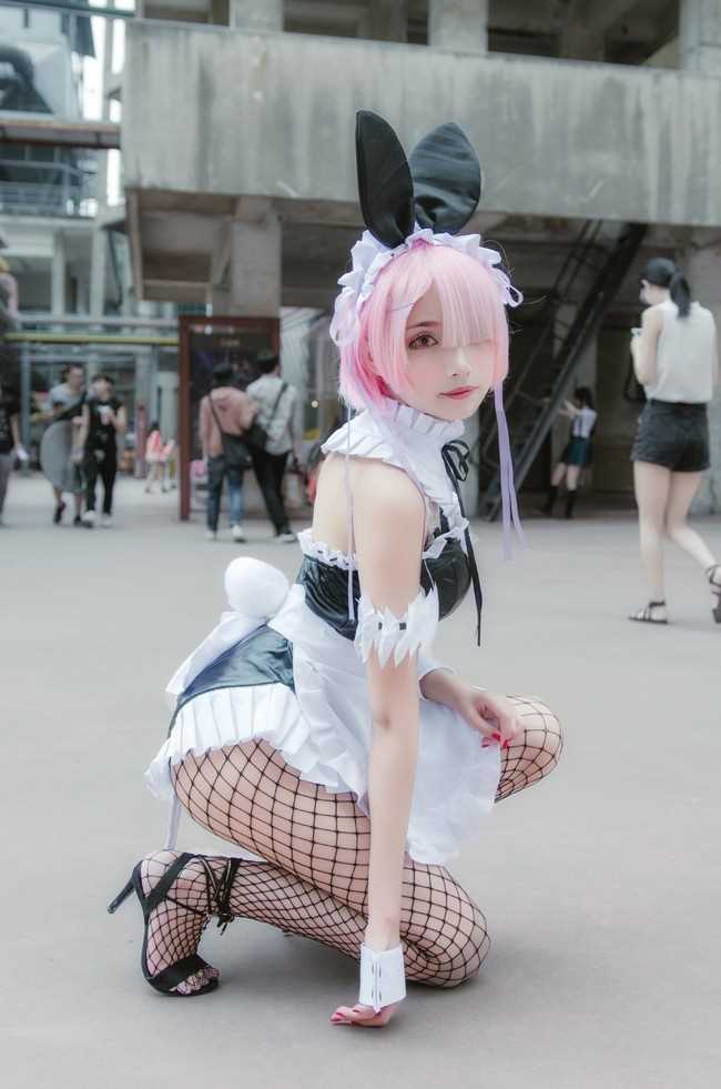 高清网红美女凰儿COS女仆服拉姆甜美图集