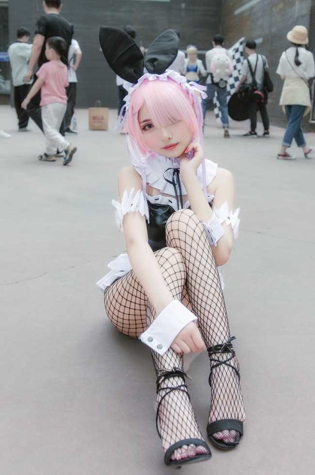 高清网红美女凰儿COS女仆服拉姆甜美图集