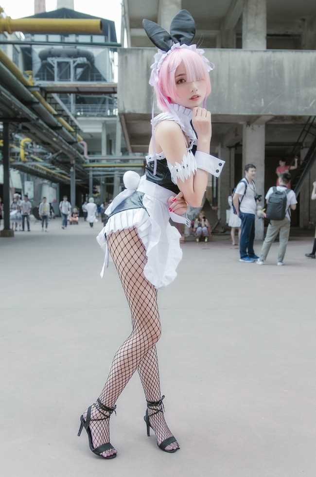 高清网红美女凰儿COS女仆服拉姆甜美图集