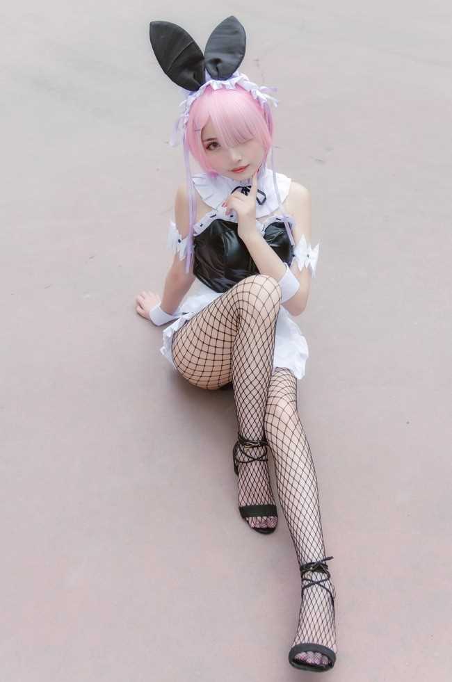 高清网红美女凰儿COS女仆服拉姆甜美图集