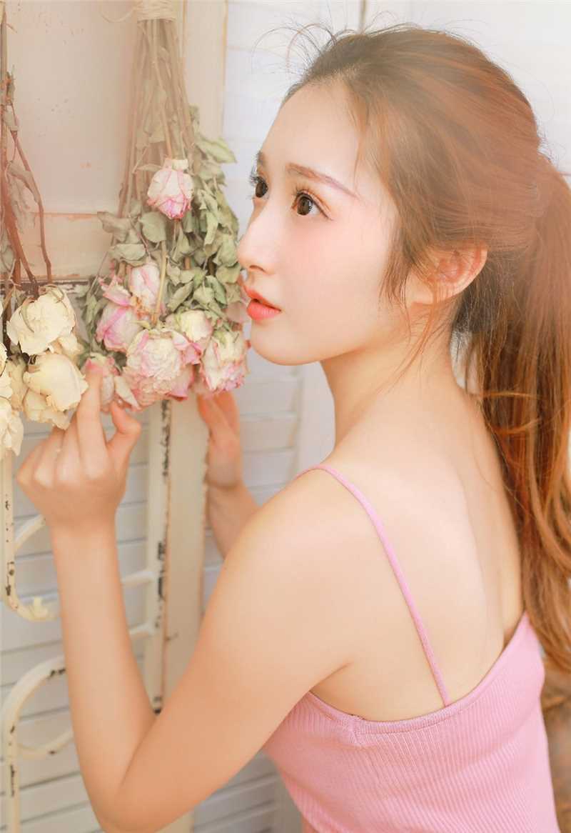 特别专辑大眼睛吊带美女身材居家图片