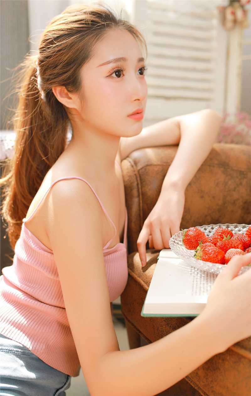 特别专辑大眼睛吊带美女身材居家图片