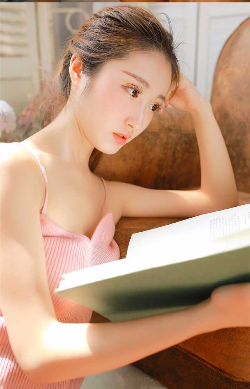特别专辑大眼睛吊带美女身材居家图片