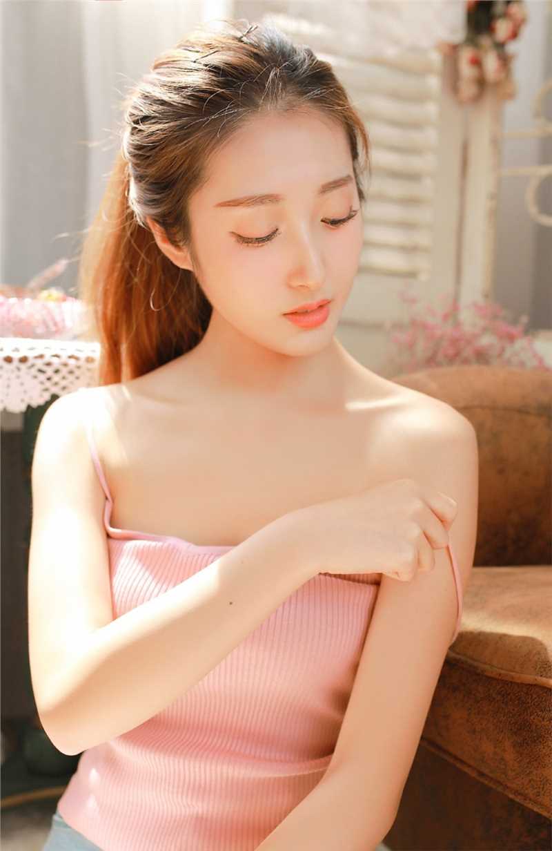 特别专辑大眼睛吊带美女身材居家图片
