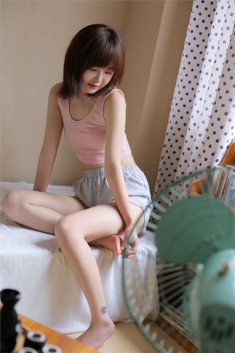 特别专辑粉红背心俏丽美女性感艺术照图片