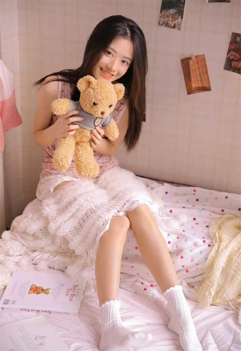 精选高颜值美女甜美笑靥艺术图册