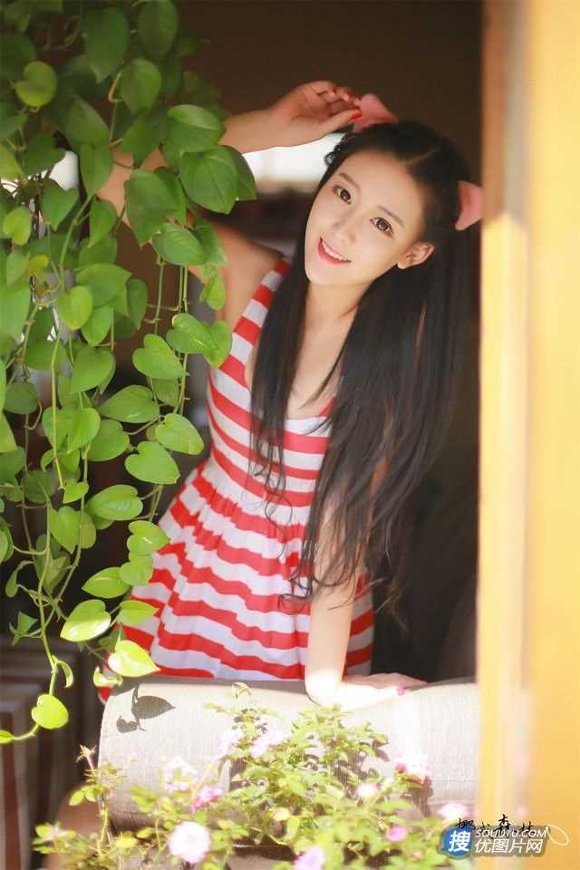 特别专辑性感美女李喆高颜值户外写着照片图片